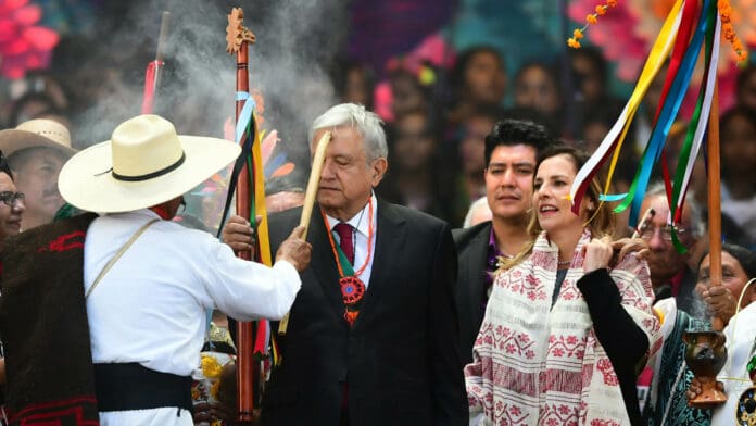 Falleció don José isabel Sulub, general maya que le entregara un bastón de mando a AMLO al inicio de su mandato.