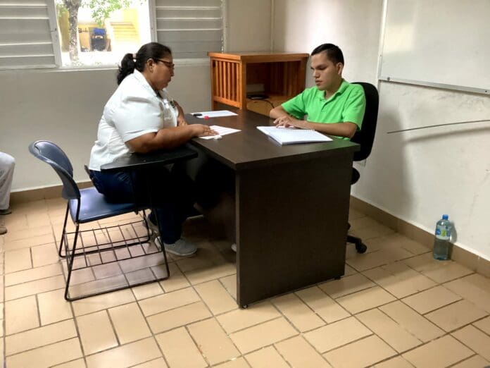 Joven cozumeleño el primero en México en realizar examen de admisión a universidad en braille