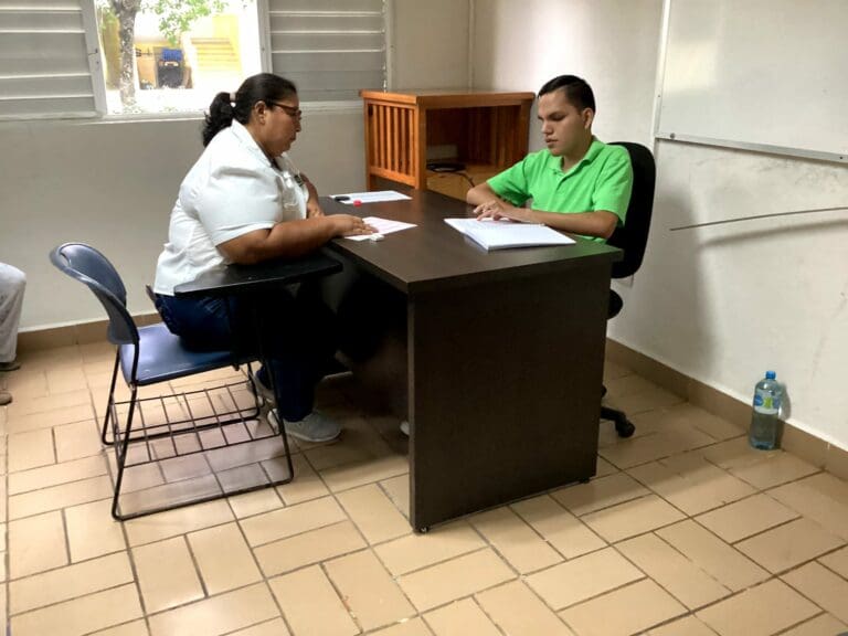 Joven cozumeleño el primero en México en realizar examen de admisión a universidad en braille