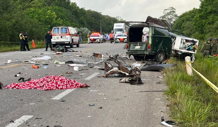 Deja 2 muertos y 2 heridos brutal choque en Bacalar