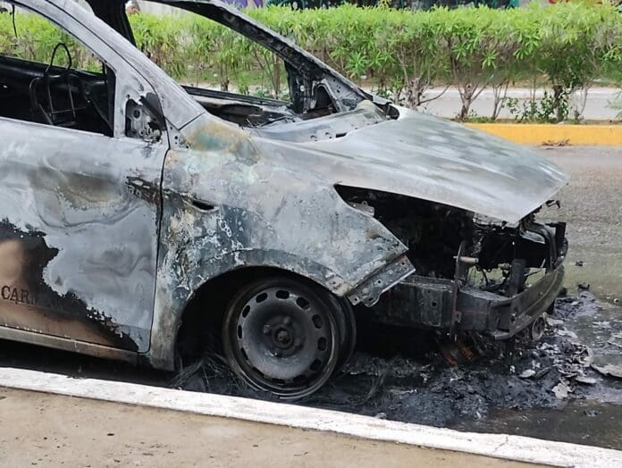 Taxi arde en llamas en Playa del Carmen; ruletero sale ileso