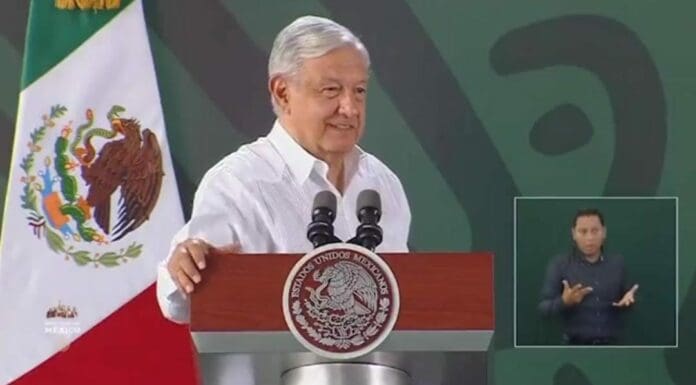 AMLO criticó al Poder Judicial por el rechazo a su plan B. Dijo que ministros son conservadores y protegen a delincuentes de cuello blanco.