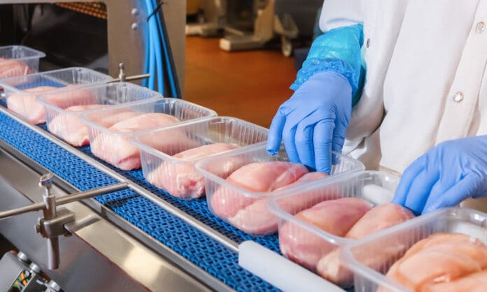EU aprueba venta de carne de pollo creada en laboratorio