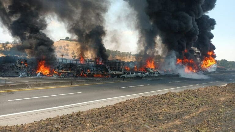 Carambola en la autopista Zapotlanejo-Lagos de Moreno, Jalisco, deja varios heridos