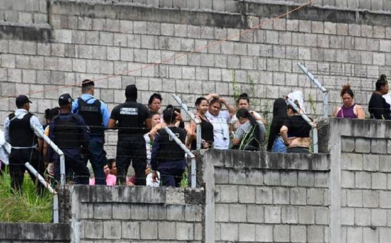 Riña en cárcel de mujeres en Honduras deja 41 internas muertas; las quemaron