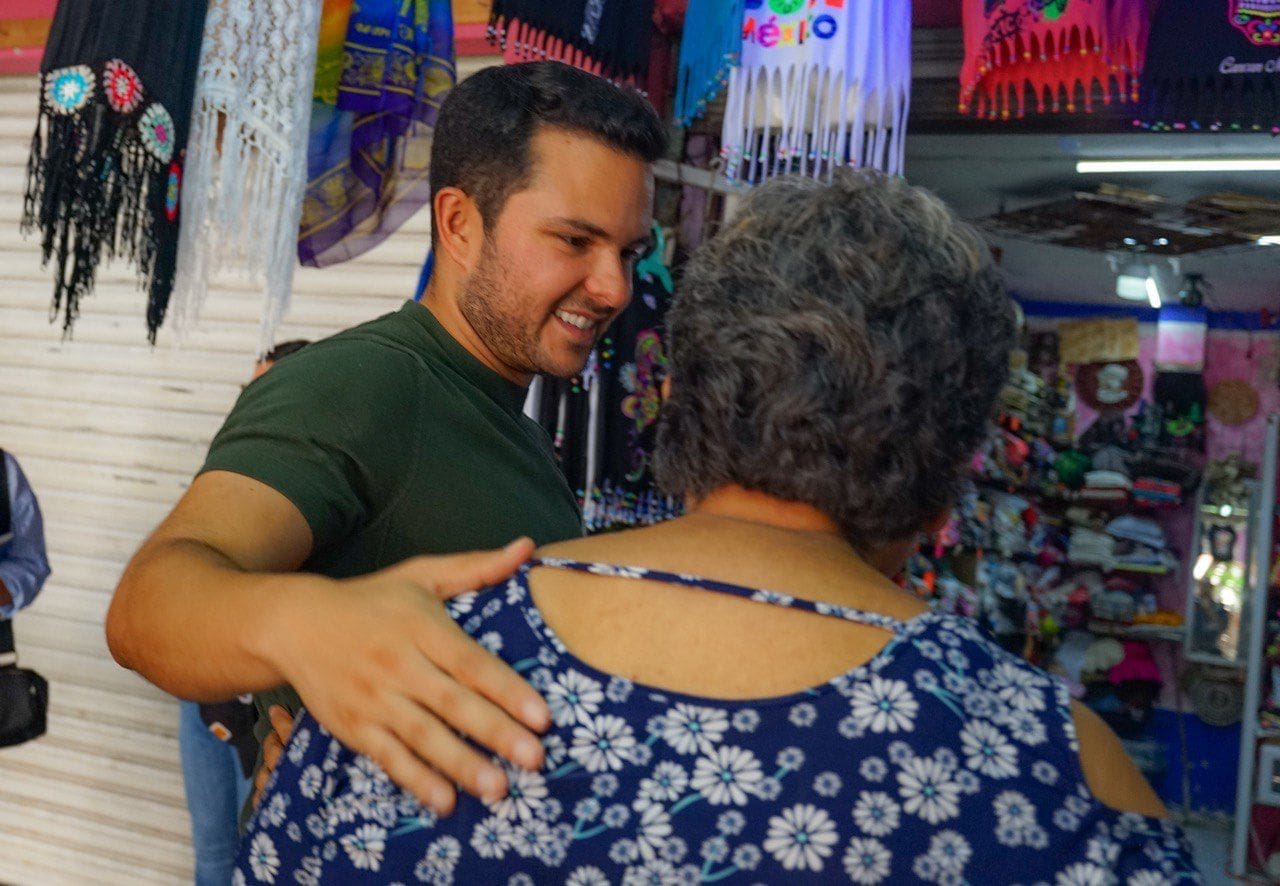 Visita Pablo Bustamante a comerciantes del Mercado 28 en Cancún
