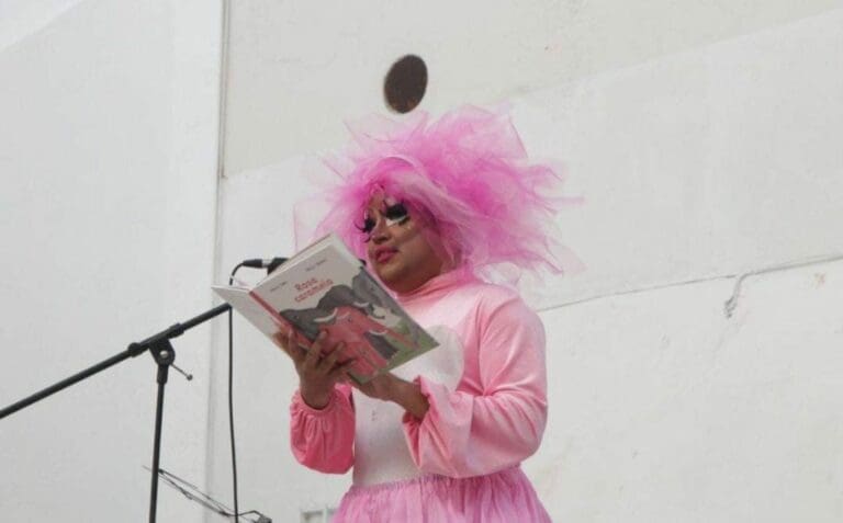 Menores de edad aprenden sobre la inclusión gracias a los shows de cuentacuentos drags. ¿Qué opinas de la propuesta?