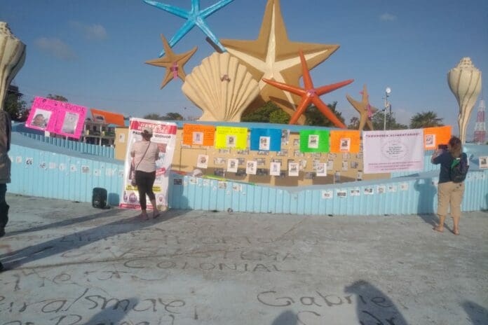 Integrantes del colectivo “Si la justicia no alcanza, que la vergüenza les alcance” colocaron un tendedero contra los deudores alimentarios.