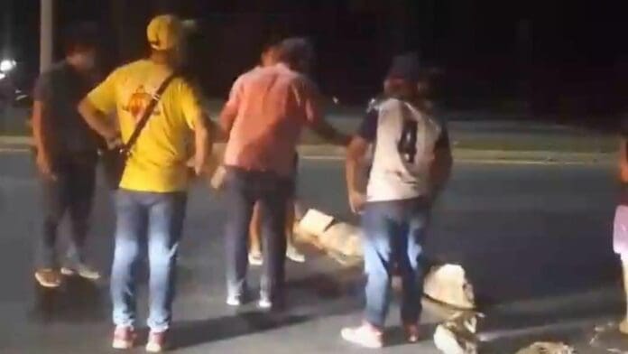 Bloquean tramo carretero Bacalar-Chetumal, por constantes apagones de la CFE