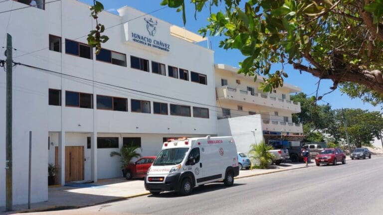 Terminan en el hospital dos estudiantes de enfermería, por exceso de extracción de sangre, en Playa del Carmen