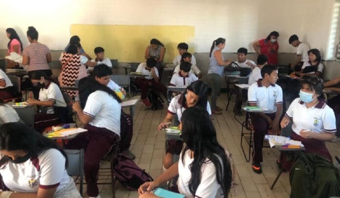 Pese al calor, no cambiarán horarios ni se adelantará fin del ciclo escolar, pero se tomarán precauciones: SEQ