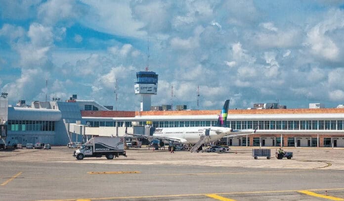 Reporta Aeropuerto Internacional de Cancún vuelos cancelados por cierre de terminal aérea de Culiacán