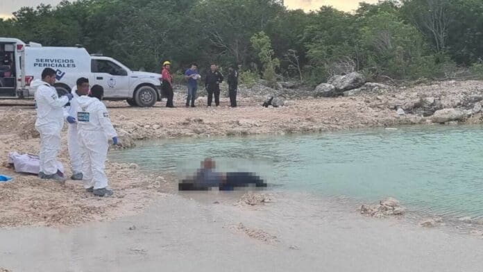 Muere conductor de camión góndola al volcarse en laguna artificial