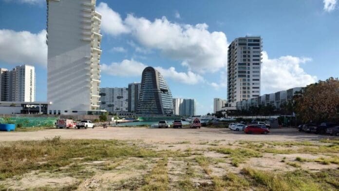 Se cerrará glorieta de Puerto Cancún a ciertas horas; tráfico se desviará al retorno de la caseta del kilómetro cero