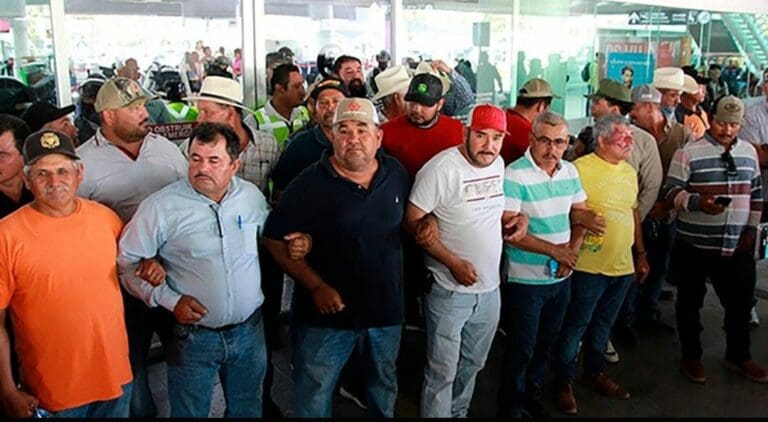 Agricultores mantienen cerrado el aeropuerto de Culiacán desde hace más de 16 horas por una protesta. Piden diálogo con el gobierno.