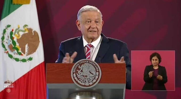 AMLO dijo que no le gusta que los presidenciables de la Cuarta Transformación acudan a los medios que llama "conservadores".