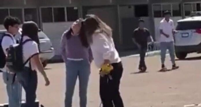 Mujer ingresa a un CBTIS en Durango y agrede a alumna menor de edad.