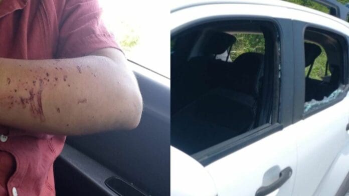 Taxistas agarran a batazos a vehículo de Uber en el Moon Palace; conductor, con lesiones leves