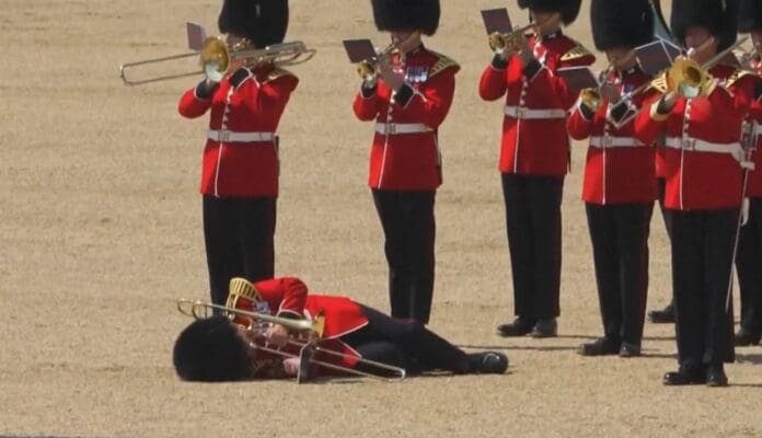 VIDEO: Soldados de la Guardia Real se desmayan tras intenso calor en Gran Bretaña