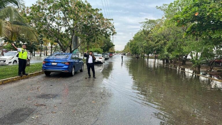 Activan operativo “Tormenta” en Cancún; caen 81 mm de lluvia en minutos