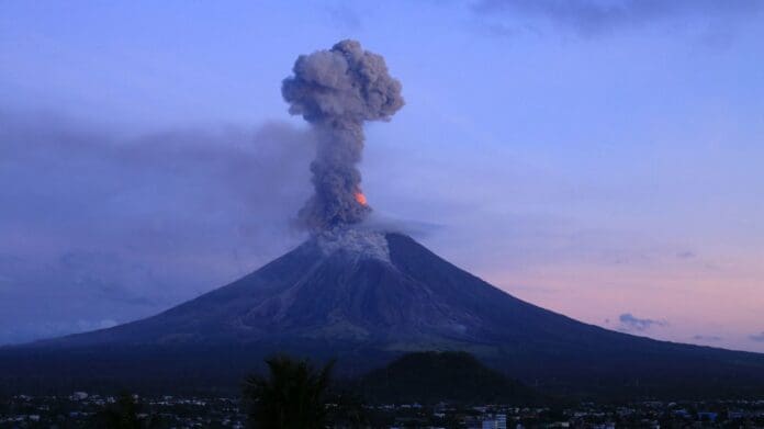 VIDEO: Evacuan a 10 mil personas ante posible erupción de volcán en Filipinas
