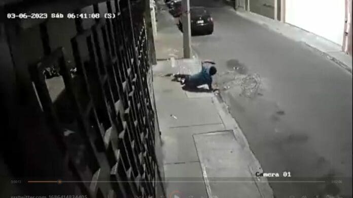 VIDEO: Un presunto ladrón cae mientras cortaba los alambres de púas de una casa