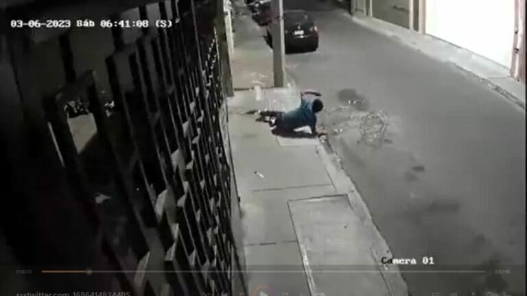 VIDEO: Un presunto ladrón cae mientras cortaba los alambres de púas de una casa