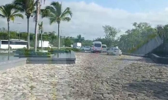 Taxistas bloquean entrada y salida a vans con turistas en el hotel Hilton de Cancún