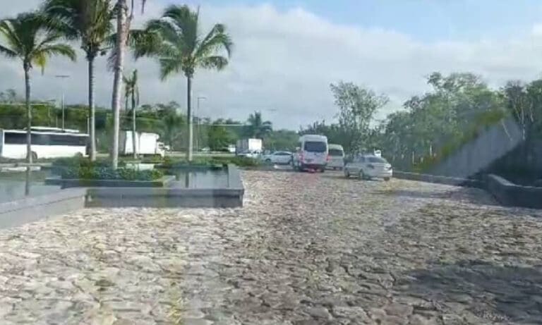 Taxistas bloquean entrada y salida a vans con turistas en el hotel Hilton de Cancún