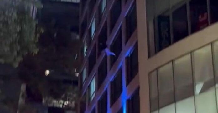 Una mujer se arrojó del octavo piso de un hotel en el centro de la Ciudad de México. Lamentablemente perdió la vida.