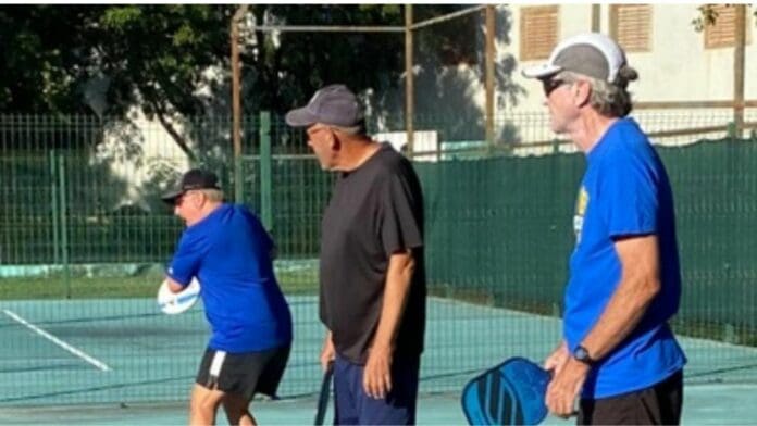 Denuncian que extranjeros lucran con cancha pública de tenis que les fue facilitada por autoridades de Cozumel