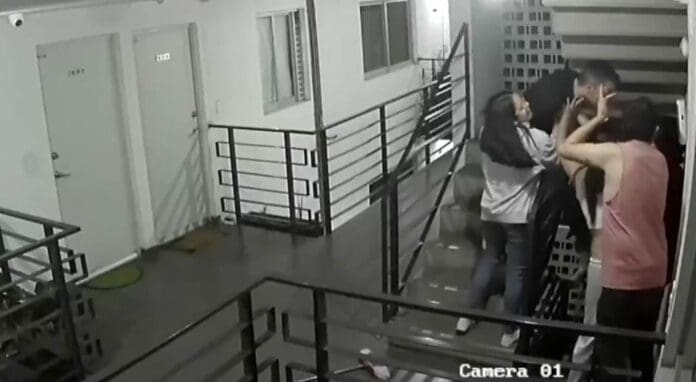 Los dueños de un restaurante habrían golpeado y amenazado a unas personas, todo el incidente quedó grabado.