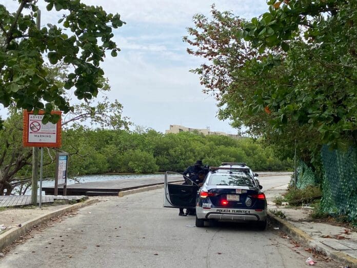 Hallan cráneo adornado flotando en la laguna Nichupté