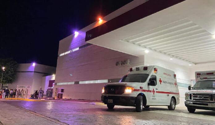 Balean policías a dos jóvenes en la Zona Continental de Isla Mujeres