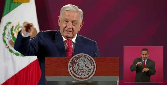 Video: AMLO felicita a la gente por ir a votar y a los perdedores por aceptar sus derrotas.