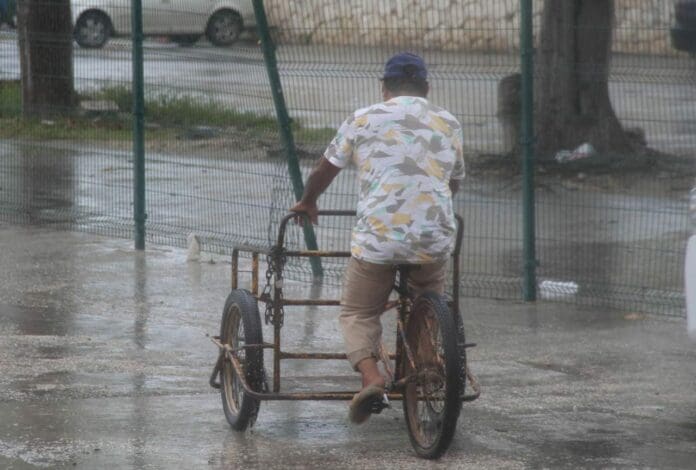Fuertes lluvias y hasta posible actividad eléctrica se espera para este lunes en gran parte del estado de Quintana Roo. Tome sus precauciones.