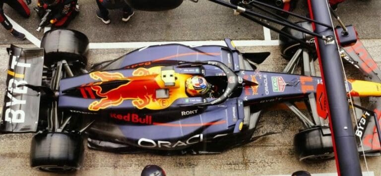 El tapatío "Checo" Pérez remontó varios lugares y acabó en el cuarto puesto. Su coequipero se llevó la victoria.