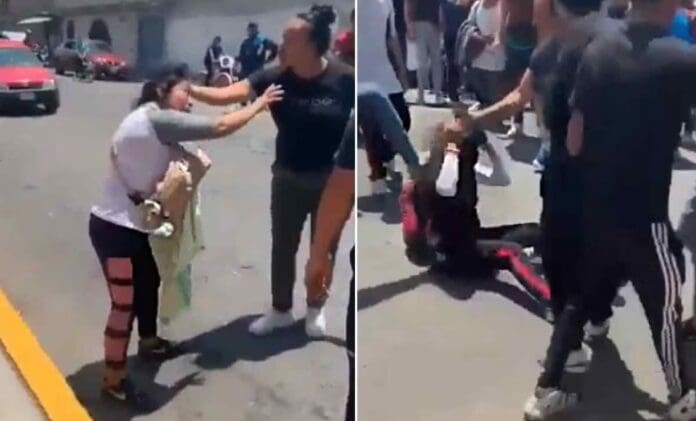 VIDEO Golpean a alumna y a su madre con bebé en brazos afuera de secundaria en Valle de Chalco