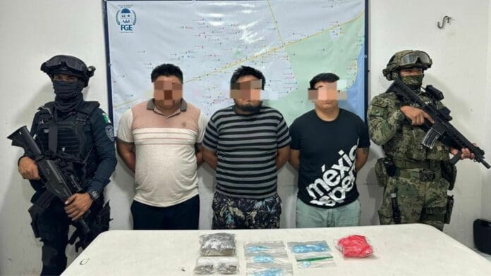 Tres sujetos, presuntos narcomenudistas fueron detenidos a bordo de un taxi por la Policía del municipio de Tulum.