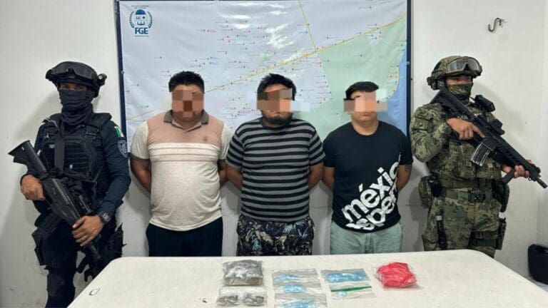 Tres sujetos, presuntos narcomenudistas fueron detenidos a bordo de un taxi por la Policía del municipio de Tulum.