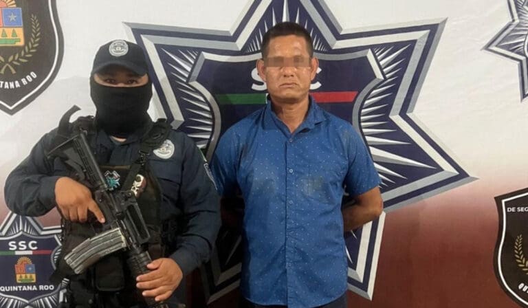 Detienen a sujeto, acusado de agredir y amenazar a policías con una pistola de plástico, en Cancún 