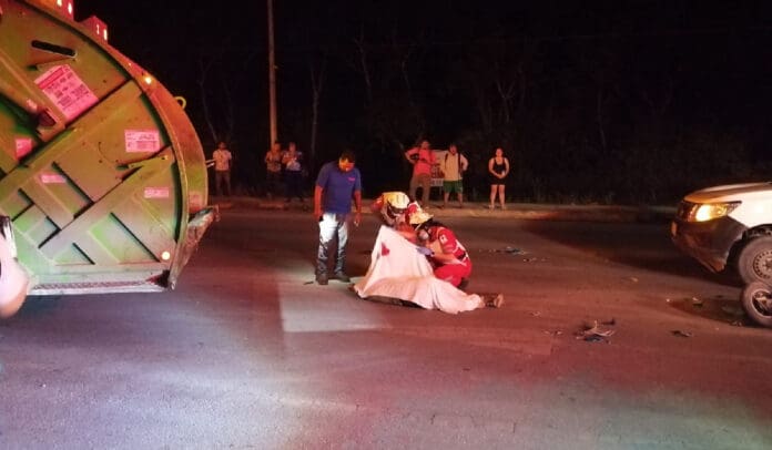 Motociclista muere tras impactarse contra camión de basura, en Cancún 