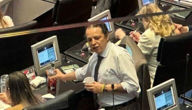 Un diputado de Morena fue captado bebiendo de una botella de vodka en el Senado. Dijo que no era alcohol, sino una infusión.