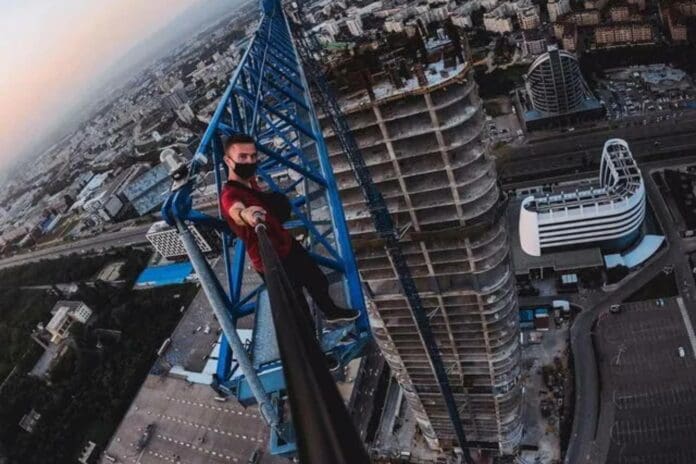Escalador urbano muere al caer al vacío en Hong Kong cuando se grababa para sus redes