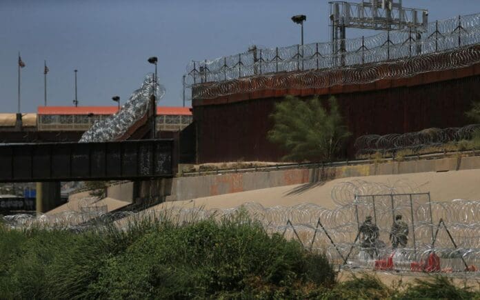 Texas refuerza barricada de alambre pese a orden federal de retirarla