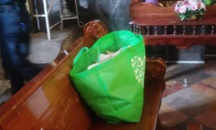 Una bebé recién nacida fue abandonada en la banca de una iglesia en Tlaxcala, junto con leche y pañales. Estaba dentro de una bolsa de súper.