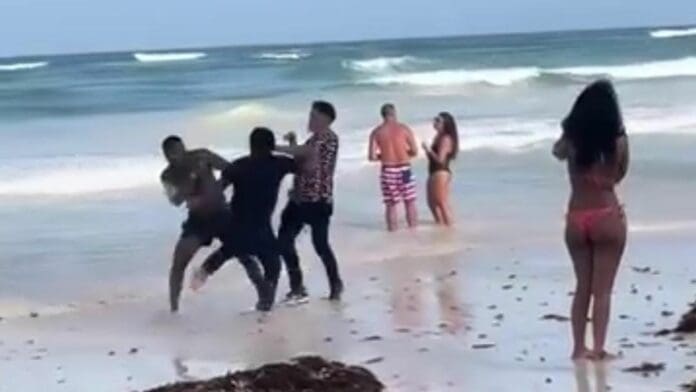 Olvidaron vibrar alto: se arma pelea campal entre turistas y meseros en Taboo Tulum