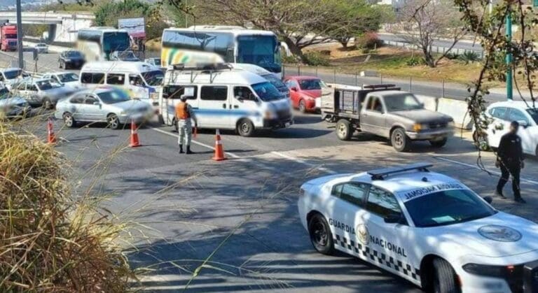 Un empresario cercano a la 4T y su hijo fueron asesinados en la autopista del Sol. Un chofer del transporte público también fue ultimado.