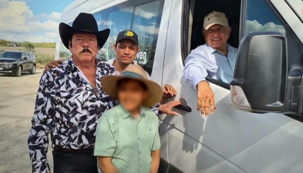 Video: AMLO aterrizó en propiedad del cantante Lalo Mora durante su visita a Nuevo León
