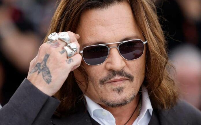 Johnny Depp reaparece con bastón tras ser encontrado inconsciente en Budapest